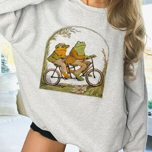 🆕 Frog 🐸 and toad Gray Graphic Crewneck Sweatshirt, Size S | 115
